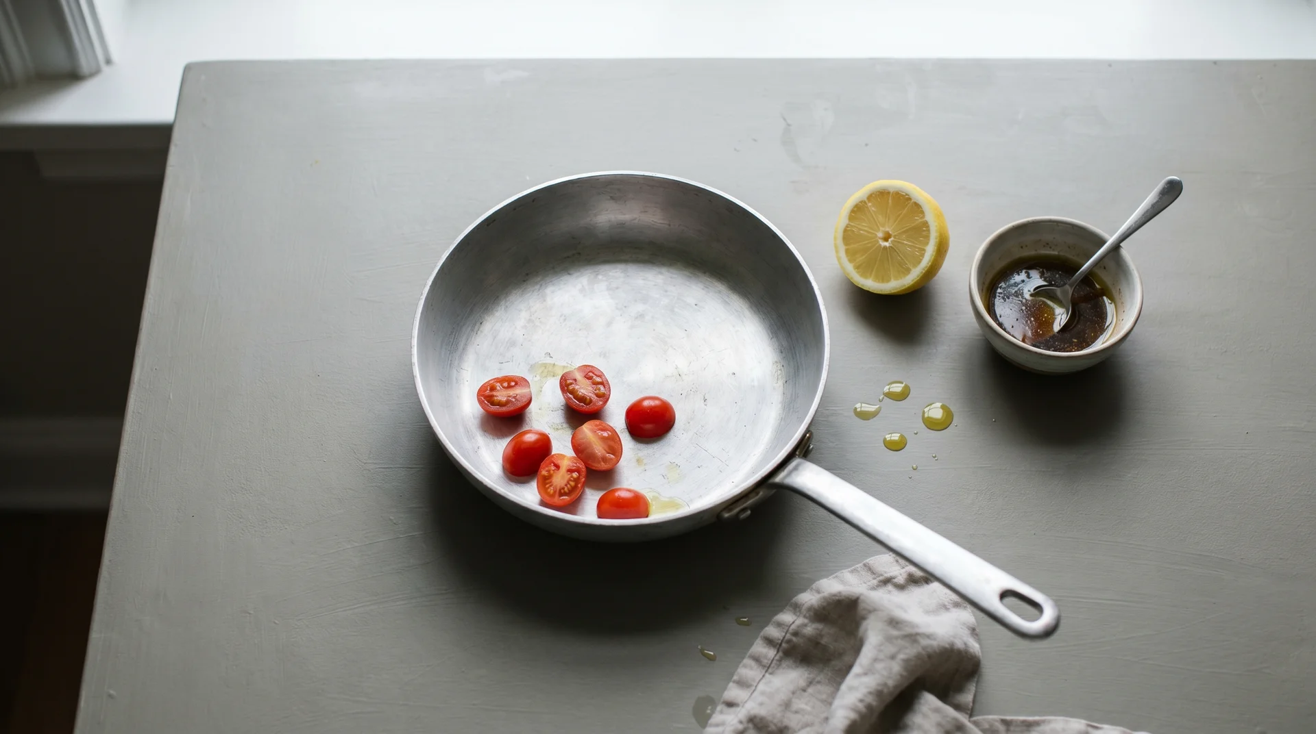 Bare aluminum pan with acidic ingredients nearby, illustrating food reactivity considerations
